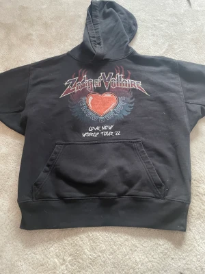 Zadig ey Voltaire  - Svart godis (Remember love) slutsåld och går inte att få tag på på deras hemsida. Har ett litet håll på sidan men syns ej när man har på dig den. Storlek XS  Nypris från butik är 2600. Sänkt pris jättemycket 