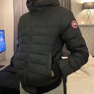 Canada Goose Jacka - Canada Goose Cabri Hoody Black Nypris: 5250kr Storlek: S Köpt i slutet av 2019 men använt endast ett fåtal gånger så är i väldigt bra skick! Äkta vara, kvittot finns. Sitter väldigt bra och är en stilren och fräsch jacka. Möts upp i Centrala GBG.