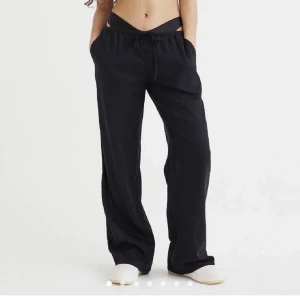 Svarta lågmidjade linnebyxor  - Ett par fina linnebyxor köpta förra sommaren. De är i bra skick, inga defekter. Säljer då jag tycker att de blivit lite korta för mig (är 173). 