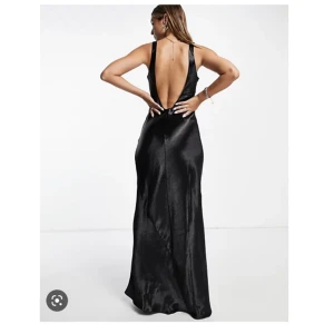 Klänning asos - Intressekoll på denna slutsålda klänning i svart!!! (Uppdaterade bilder) Perfekt till bal, eller annan finare tillställning. Storlek 36 och i nyskick! Skriv för frågor, mer bilder och prisförslag! 