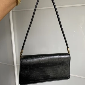 Axelväska  - Superfin axelväska! Som ny!