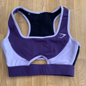 Gymshark sport-bh med mobilficka  - Sport-bh med ficka på baksidan för mobilen, smidigt om man ska ut och springa! Djur finns i hemmet🐾 Använt men bra skick 