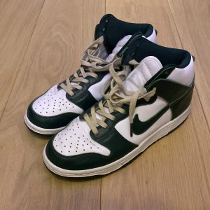 Nike Dunk High spartan - Nike dunk high i spartan green. Väldigt sparsamt använd. Orginal skosnören sam låda följer med.  Storlek 41