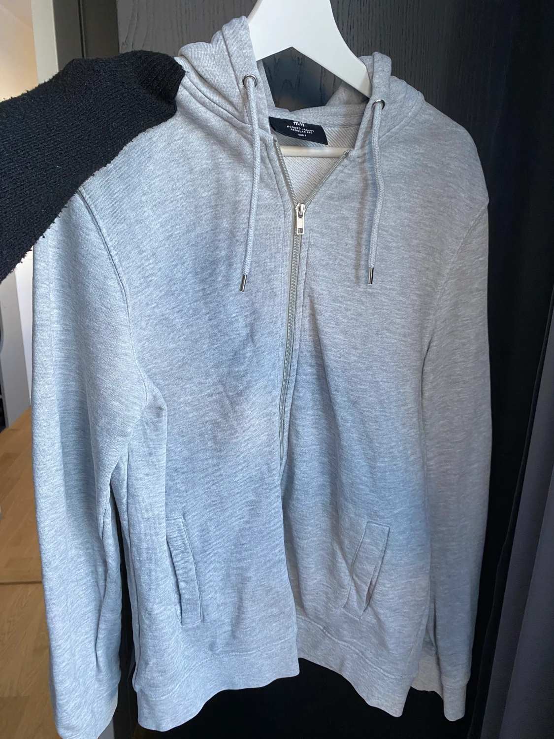 Grå hoodie