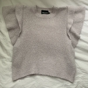Volangtopp - Jättesöt stickad rosa/beige topp från Pieces. Köpt på Zalando i stl M men passar även bra på mig som vanligtvis har S💗