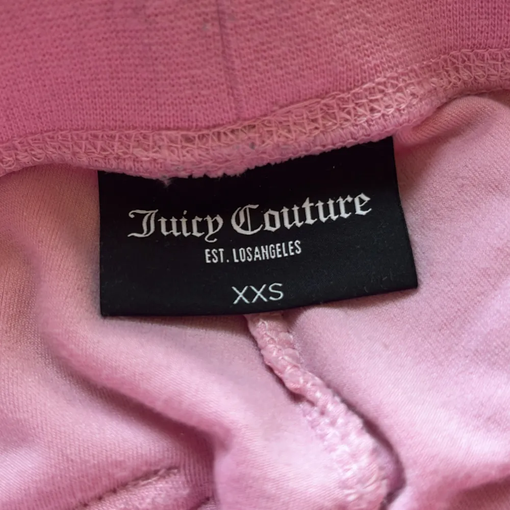 Säljer mina rosa Juicy Couture byxor pga att jag inte använder dem längre. 💕Byxorna är uppsydda men kan lätt sprättas upp, sitter perfekt för mig som är 157cm lång. 💗Priset kan diskuteras vid snabb affär.💞Köparen står för frakten.. Jeans & Byxor.