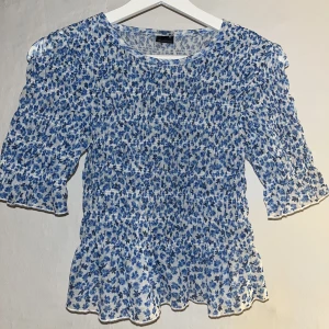 Blommig topp - Så gullig topp med små volanger typ från Gina med massa små blåa blommor. Använd kanske 2ggr. 