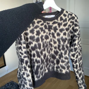 Stickad tröja leopard - Mjuk och varm tröja i leopard!