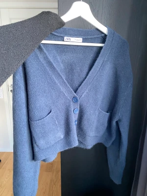 Blå kofta - Marinblå kofta som är lite kortare, därför en större storlek!