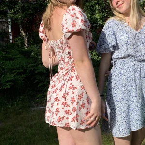 Sommarklänning - Superfin sommarklänning med blommor på, perfekt nu till sommaren! Strl s, använd fåtal gånger. 150kr+frakt