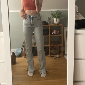 Jeans med slits - Säljer nu dessa jeans med ljus tvätt! Har gått upp en storlek och dessa kommer inte till användning (knappt använda) väldigt fina i tvätten och snygg slits! 💞 Dm om fler bilder💞 