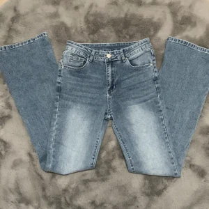 Mid waist jeans - Säljer dessa populära jeansen från Shein! Köpta för 259 men säljer för 100!Bra skick förutom en liten fläck på baksidan. Storlek 36/s💓Köparen betalar för frakten!