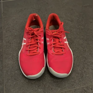 Padelskor - Rosa Asics padelskor. Väl använda men fortfarande i väldigt bra skick. Nypris 900kr. Passar en 38/39.
