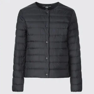 Uniqlo jacka - Säljer min uniqlo jacka som jag precis köpte men säljer nu pga att den inte riktigt passade mig. KÖP FÖR 650 direkt❤️den är i nyskick!