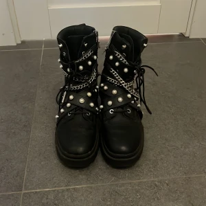 Kängor Zara - Kängor från Zara, använda max 5 gånger för länge sen. Nypris 1000kr. De passar mig som har storlek 39 i vanliga fall. 