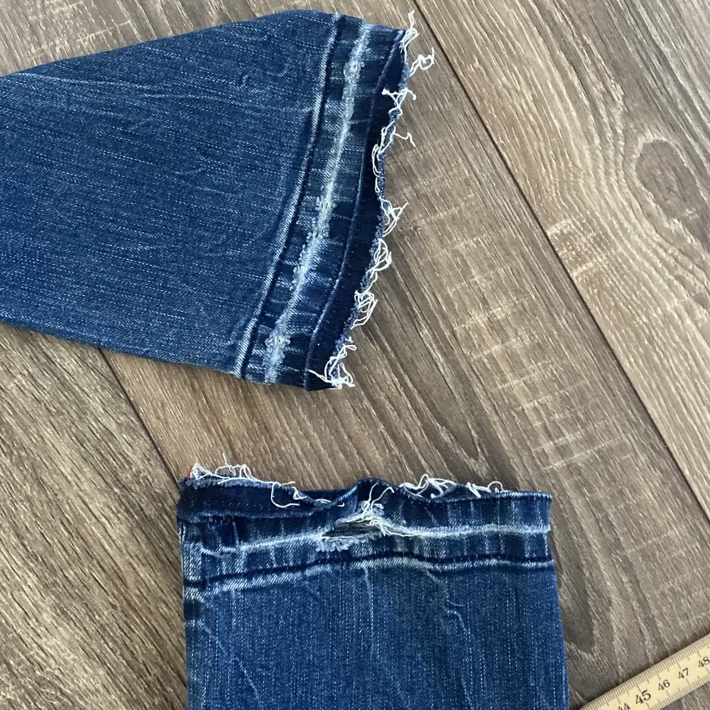 Super coola jeans från märket M.O.D !🙌 Köpta secondhand ! Säljer endast då de är lite för korta på mig som är 170cm med långa ben! Har sprätt upp dom så där är slitet längst ner, skriv för fler bilder 💗 Strl 27/32 ! . Jeans & Byxor.