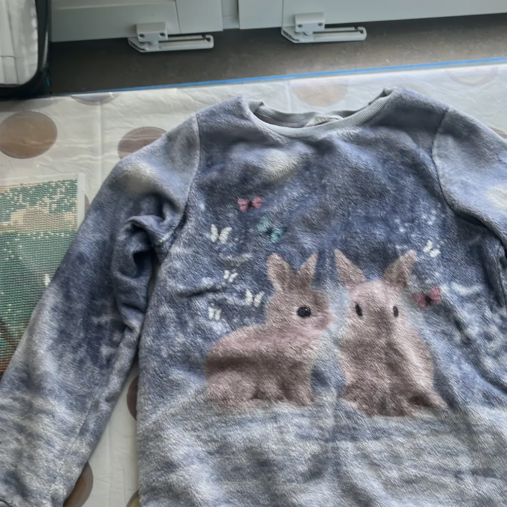 Detta är en sweatshirt som har kaniner och är super skön. Tröjor & Koftor.