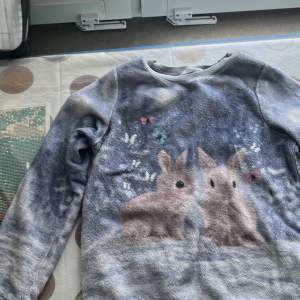 Detta är en sweatshirt som har kaniner och är super skön
