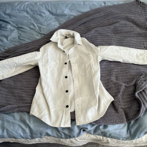 Overshirt - En skön sommar/vår overshirt som passar perfekt nu när det blir lite varmare. Har inte användt den någon gång på grund av att delen är för liten. Pris kan diskuteras och det är bara att fråga ifall du vill ha flera bilder 