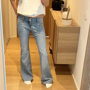 Lågmidjade jeans i storlek W29, passar 34-36! Nyskick! Midjemått: 37cm tvärs över, Innerbenslängden: 81 cm. Köparen står för frakten!