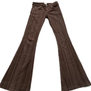 Randiga lågmidjade bootcut byxor - Supersnygga bruna bootcut byxor med låg midja från Urban outfitters! 💗 Midja: 26/68 cm Innerbenslängd: 32/70cm