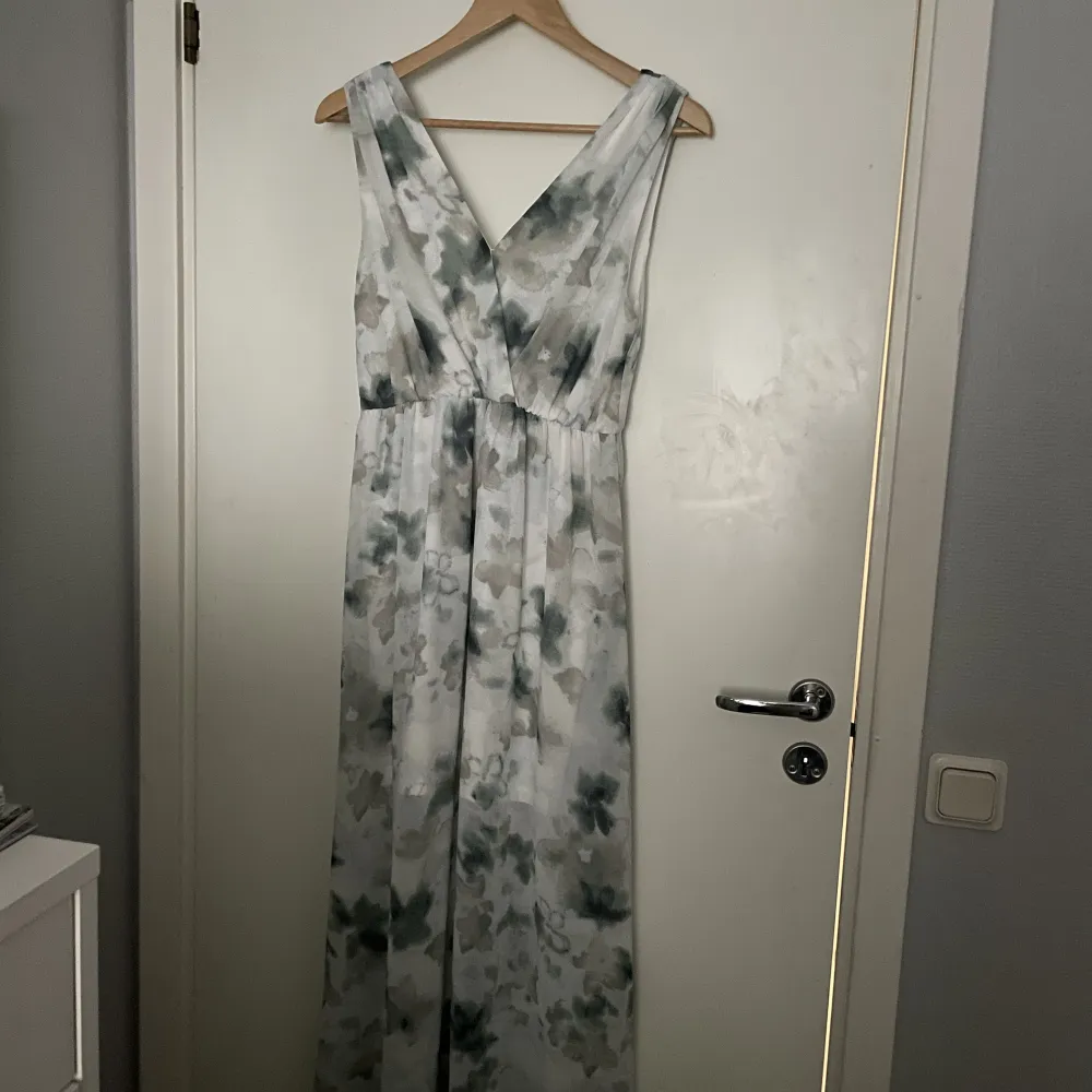 Lång klänning från Cubus. Köpt för flera några år sen men använd 1/2 gånger. Den är v ringad både fram och bak. Nypris 499. Klänningar.