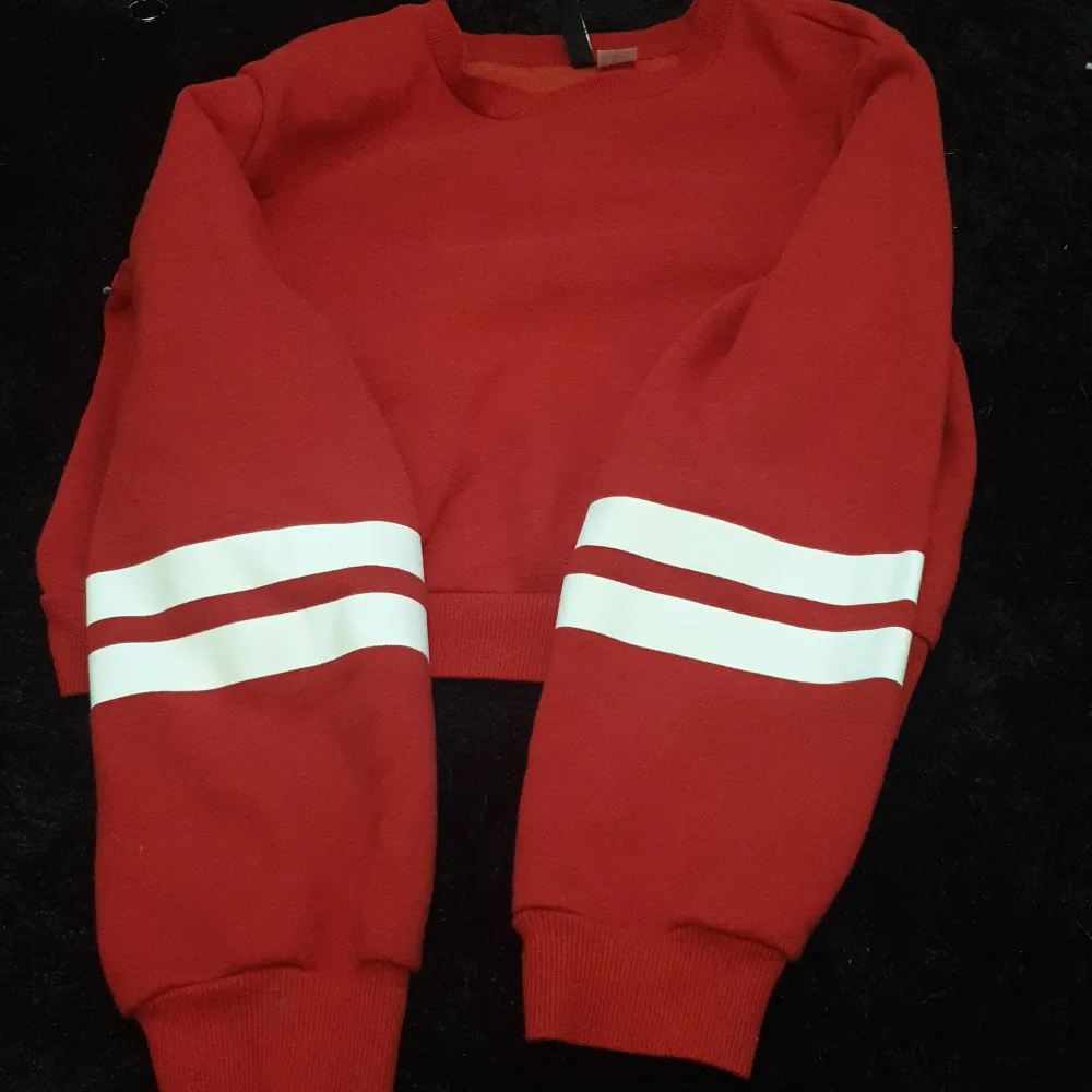Röd långärmad tröja, använd en gång, vita ränder på armarna och har bra material. Toppar.