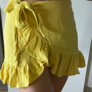 Gul kjol  - Gul och fin kjol från zara, strl xs men är helt skjusterbar i midjan, 50kr + frakt 
