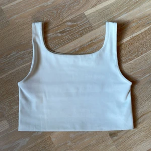 Vit topp - Säljer en vit top från zara, säljer den då den är för liten för mig💕💞