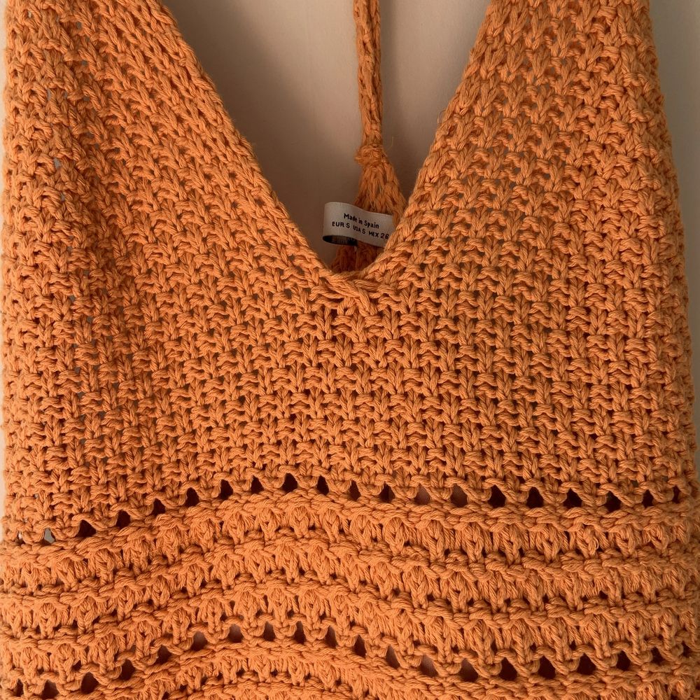 Hej jag säljer min superfina stickade kort klänning eftersom jag aldrig har använt den. Den är perfekt att ha till sommaren och har en super härlig orange färg. Klänningen har inga skador. Köpt från pull and bear☺️. Klänningar.