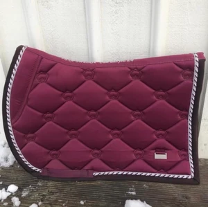 Ps Of Sweden shabrak💞 - Säljer mitt Ps shabrak då nuvarande häst är för stor för det. Superfint i färgen bourgogne, storlek COB. Näst intill oanvänt, använt 2-3 gånger. Köparen står för frakten🌸