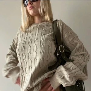 Tröja - Köpte från plick men var lite för stor för mig, annars jättefin lite oversize tröja som passar till allt typ❤️