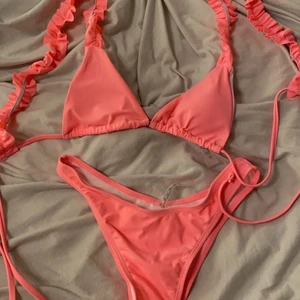 Bikini - Säljer denna fina bikinin från shein i storlek M, aldrig använd då den inte passar , skulle säga att det är mer åt storlek S❤️ helt oanvänd och i nytt skick