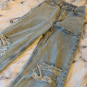 Jeans  - Super coola jeans i storlek 34! Använder inte då det inte är min still, hör färna av er vid intresse eller frågor❤️