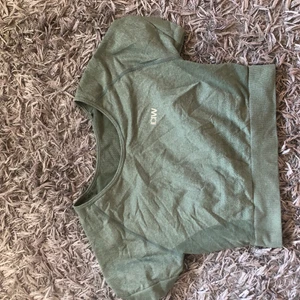 Grön träningströja från ICIW - Säljer denna gröna träningströja som är lite cropad, aldrig använd utan helt ny.