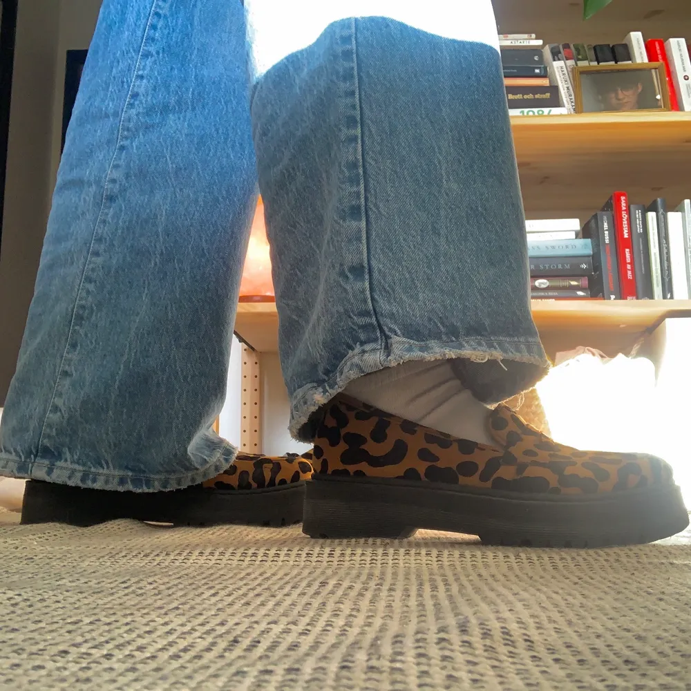 Jättefina leopardmönstrade chunky loafers i strlk 39. Använda endast ett fåtal gånger, i mycket bra skick. Möts helst upp i Göteborgsområdet, skickas annars med posten :) (köparen står för frakt och jag tar inte ansvar för postens slarv).. Skor.
