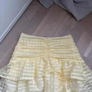 Intressekoll på min fina kjol från Gina tricot som är helt oanvänd med prislappen kvar! Endast testad! Orginalpris är 399kr💕 Säljer då den är lite för liten