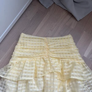 Sommar kjol - Intressekoll på min fina kjol från Gina tricot som är helt oanvänd med prislappen kvar! Endast testad! Orginalpris är 399kr💕 Säljer då den är lite för liten