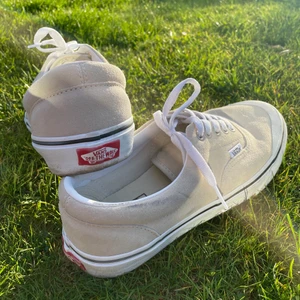 Fina beiga Vans UA authentic - Använda endast 1 dag, originalpris ca 850 kr mitt pris prutat och klart 400 kr, skorna är i äkta mocka.