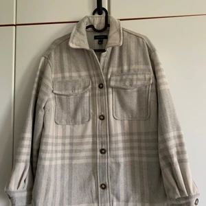 Rutig skjortjacka - Härlig skjortjacka! Jag har bara använt den ett par gånger, i nyskick! Säg till om du är interesserad 💕💖