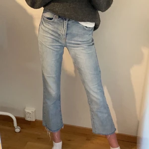 Blåa Jeans  - Säljer dessa jeansen från Gina Tricot, säljer eftersom de är för korta för mig (är ca 170) Stl 34, 129kr+66kr frakt💓💓