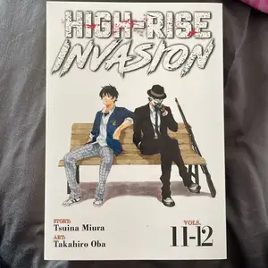 Hej, säljer min manga bok ”High-Rise invasion” Vol 11-12 för jag läste aldrig den. Några sidor ser lite skumma ut eftersom den dagen jag hade tänkt att sälja den så välte min katt ett glas med vatten över den, men det går att läsa som vanligt. Det är bara från utsidan det kan se lite skumt ut.