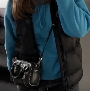 Zadig sunny nano bag - Säljer min zadig väska som jag köpte för typ 4 månader sen, därav fortfarande i nyskick. Dustbag finns ej. Köpte för 3000kr helt ny därav säljer jag för 2000kr (ej hugget i sten). Väskan har 3st platser där färgen på metallen nötts bort men det syns ej!