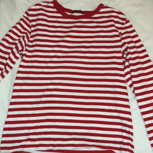 Randig tröja - En helt ny randig tröja från monki. Använd några fåtal gånger. Säljer pga ingen användning. Köparen står för frakt!!