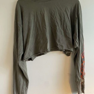 as fet vintage grön topp/tröja - säljer as snygg vintage tröja/topp från carlings/Vailent den är snygg bra material sparsamt använd a den e helt enkelt as fet