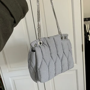 Zara väska - Sååå söt zara väska som är helt slutsåld!!! Passar vekrligen till alla outfits och rymmer så mycket💕💕jättefint skick 