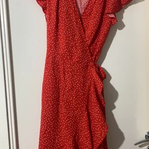  Prickig Omlottklänning - Nästan oanvänd omlottklänning,perfekt till sommaren. Är vanligtvis storlek s/m.
