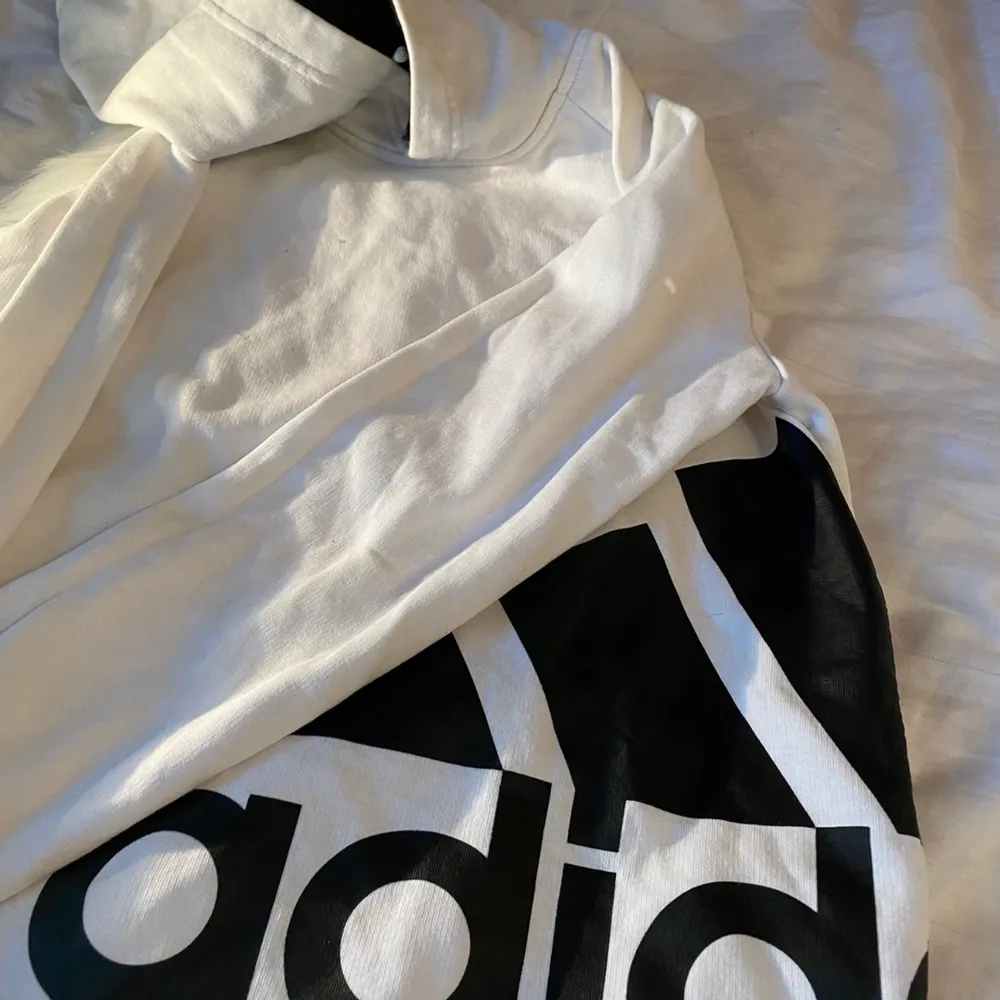 En svart vit adidas hoodie (str-11-12 år) som är köpt från stadium för några år sen, denna hoodie har väntat i min garderob i flera år utan att jag använt den en enda gång. Skriv i dm ifall ni är intresserade!❤️. Tröjor & Koftor.