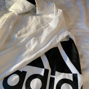 Adidas hoodie - En svart vit adidas hoodie (str-11-12 år) som är köpt från stadium för några år sen, denna hoodie har väntat i min garderob i flera år utan att jag använt den en enda gång. Skriv i dm ifall ni är intresserade!❤️