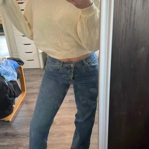 Lånad bild! Säljer dessa jätte fina jeans från bikbok då jag nästan aldrig använda dem. Storlek 24 lite för långa på mig som är 1,62 och dem är stora i storleken. Har även trampat på dem så dem är lite söndriga där nere. Skicka för fler bilder/ frågor❤️